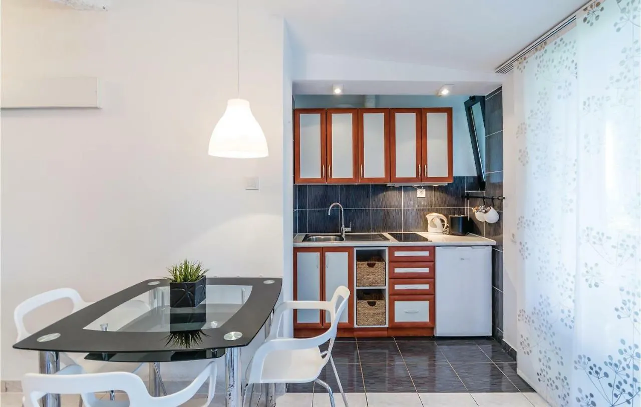 Cozy Apartment In Pula With Kitchen